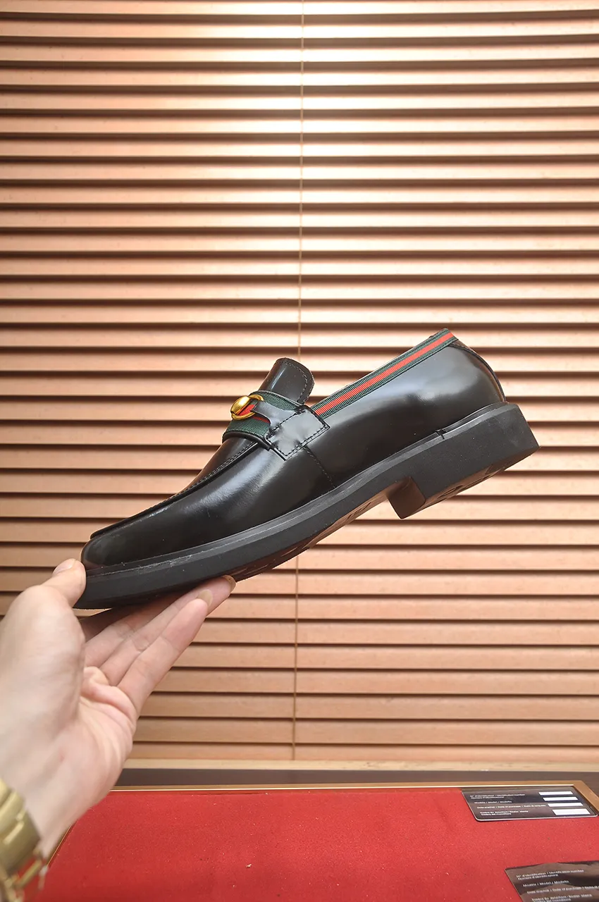 Men's shoes💰540💶Italy's top luxury men's shoe giant (GUCCI) (Gucci) (full cowhide lining) new arrival🍃Original European style🔰 Pleasant to the eye😍In order to make the shoes more durable and non-deformable🌀The production continues to follow traditional methods but there is still no lack of innovation💪Choose original sheepskin for the leather♻️ Smooth and natural And extra bright ⭐Made of imported cowhide, the first choice of rich people 38-45 (45 customized)